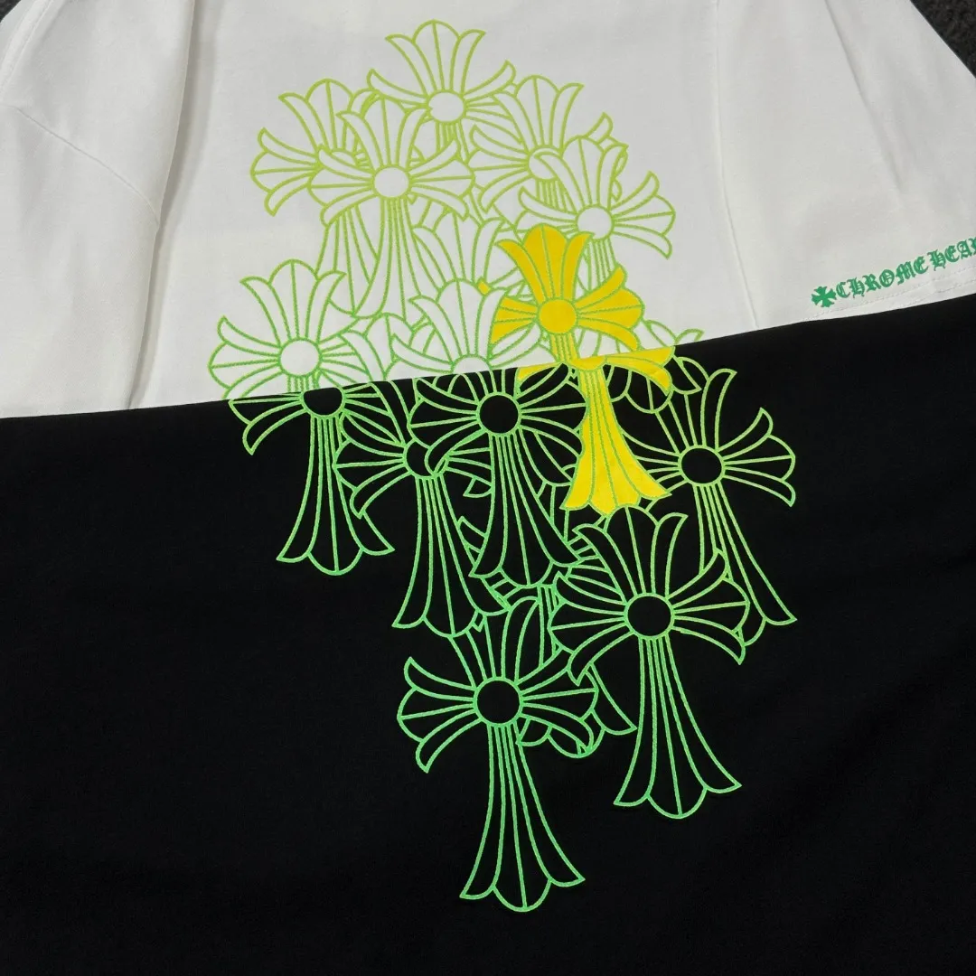 P180 Chrome Hearts Chrome Hearts 25 high-end versions. The fabric is made of 300 grams of high-density pure cotton. It does not deform or shrink. It has three labels. It is the same style for men and women. Technology: suede foaming + digital printing. Color: white, black. SIZE: S-XL.